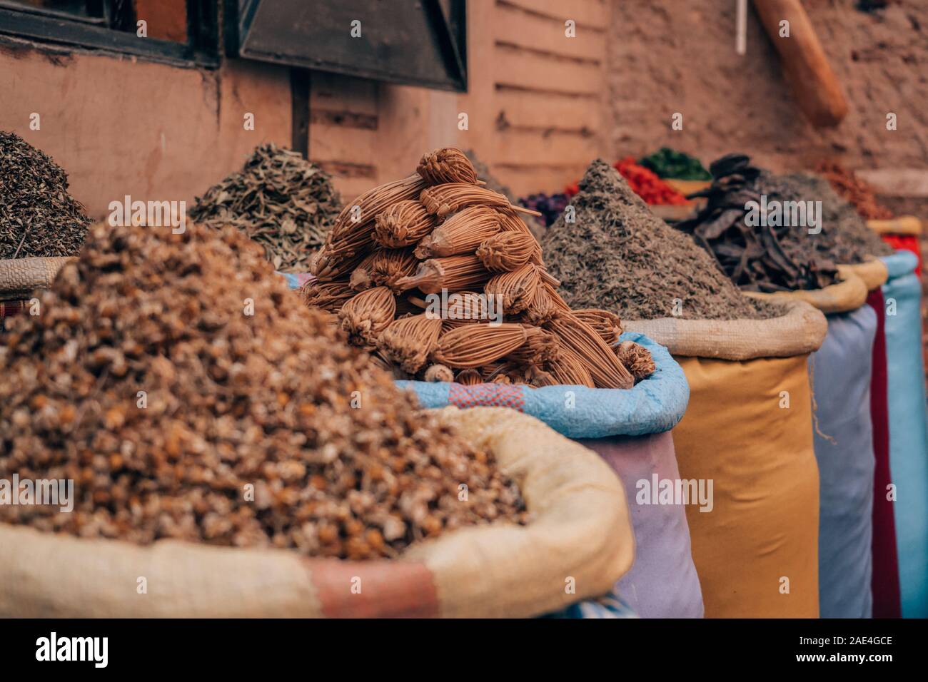 Muchas coloridas especias en una tienda de la calle en Marrakech, Marruecos Foto de stock