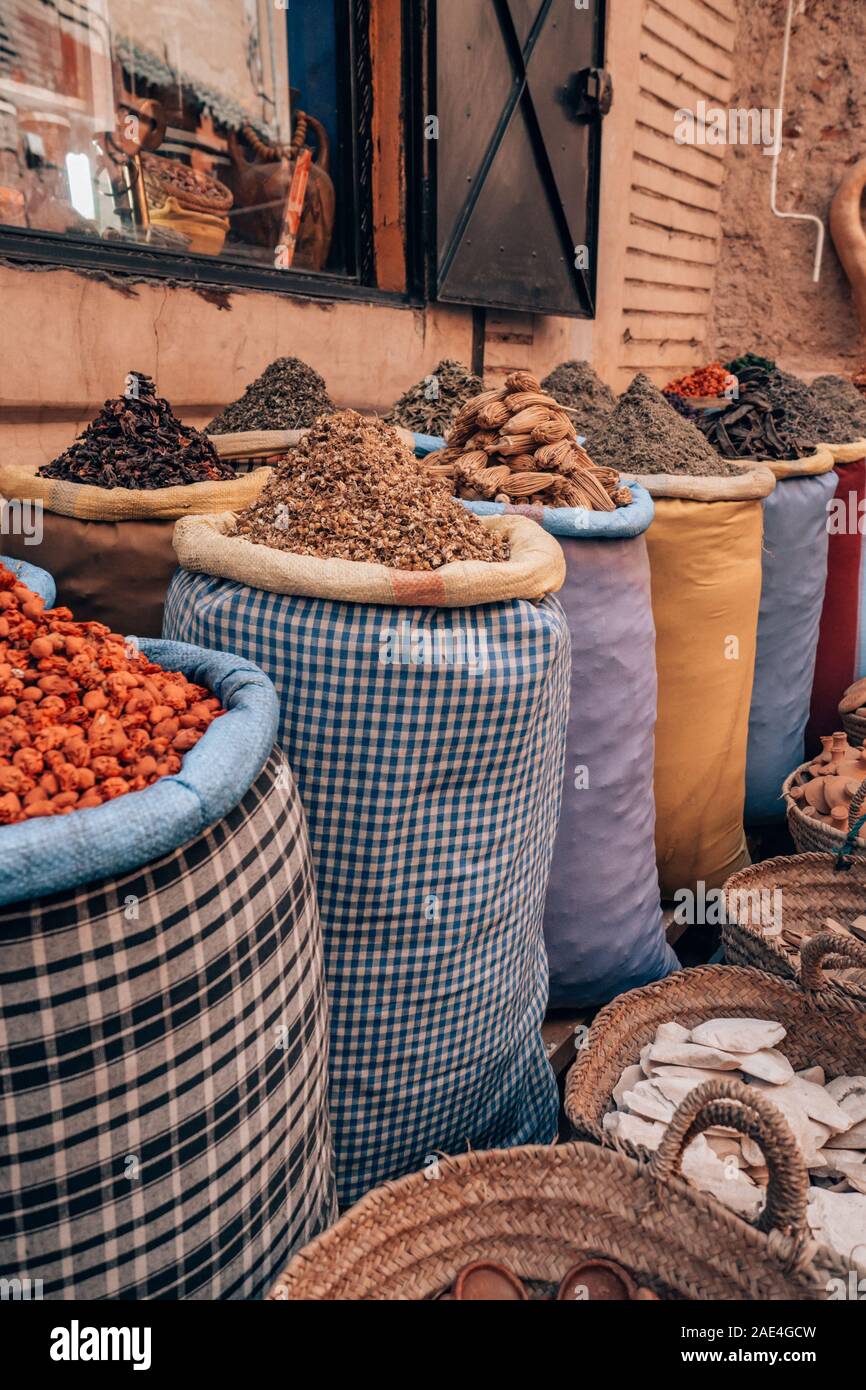 Muchas coloridas especias en una tienda de la calle en Marrakech, Marruecos Foto de stock