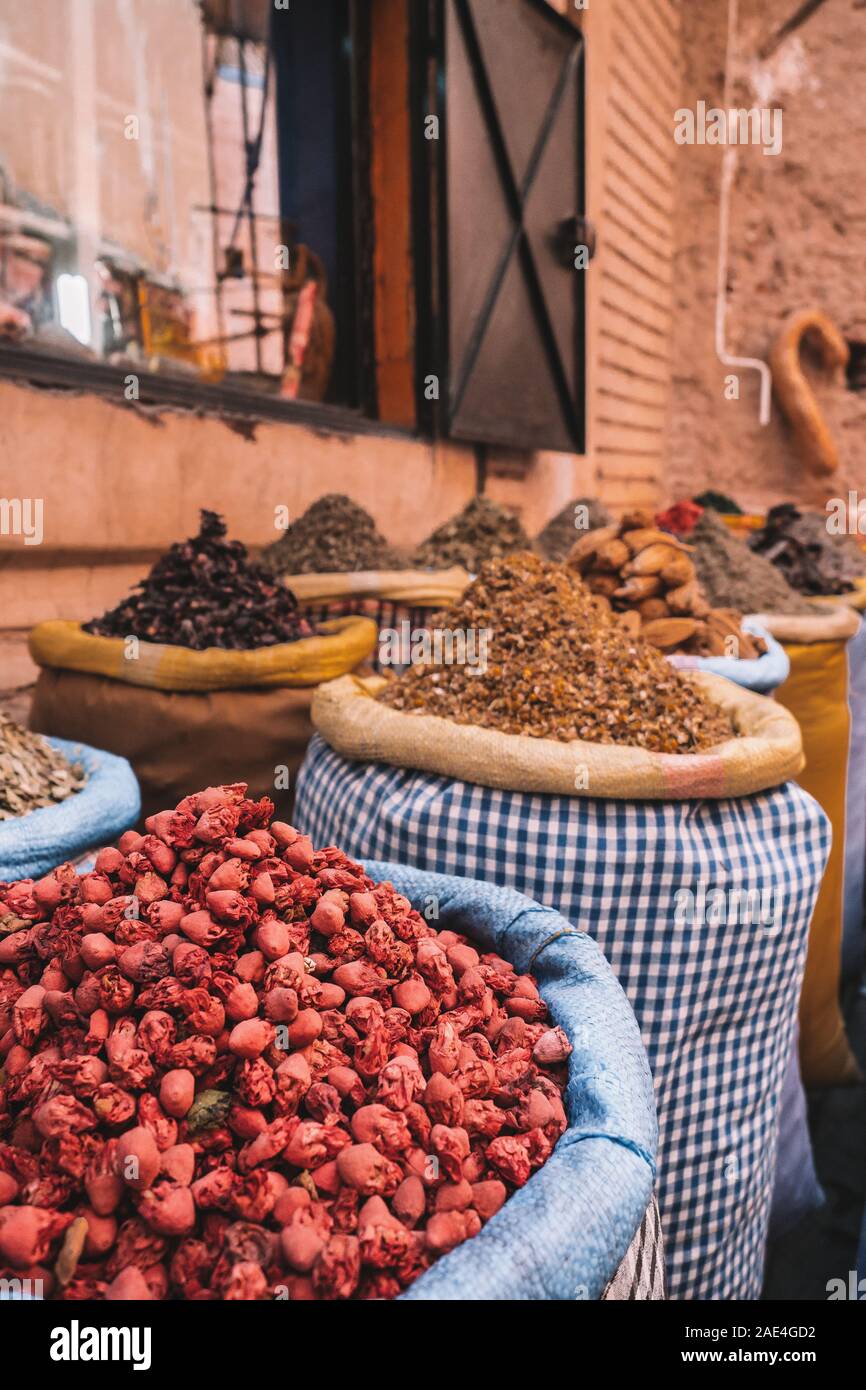 Muchas coloridas especias en una tienda de la calle en Marrakech, Marruecos Foto de stock