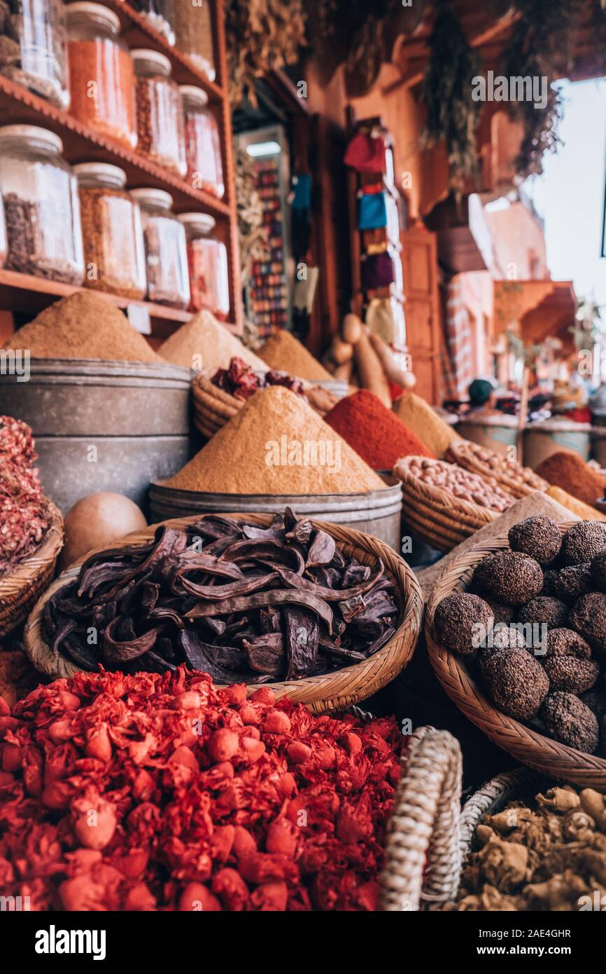 Muchas coloridas especias en una tienda de la calle en Marrakech, Marruecos Foto de stock