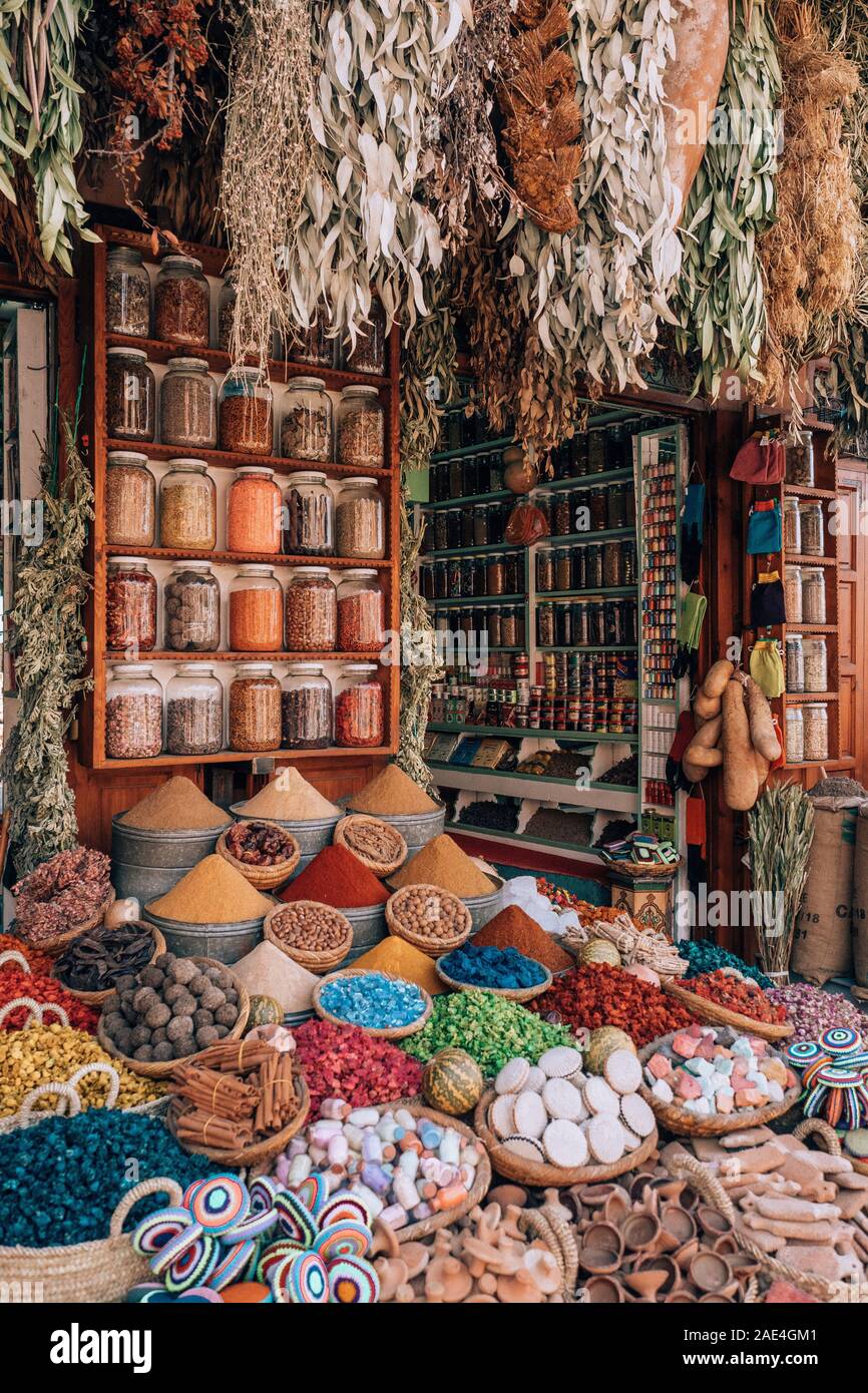 Muchas coloridas especias en una tienda de la calle en Marrakech, Marruecos Foto de stock
