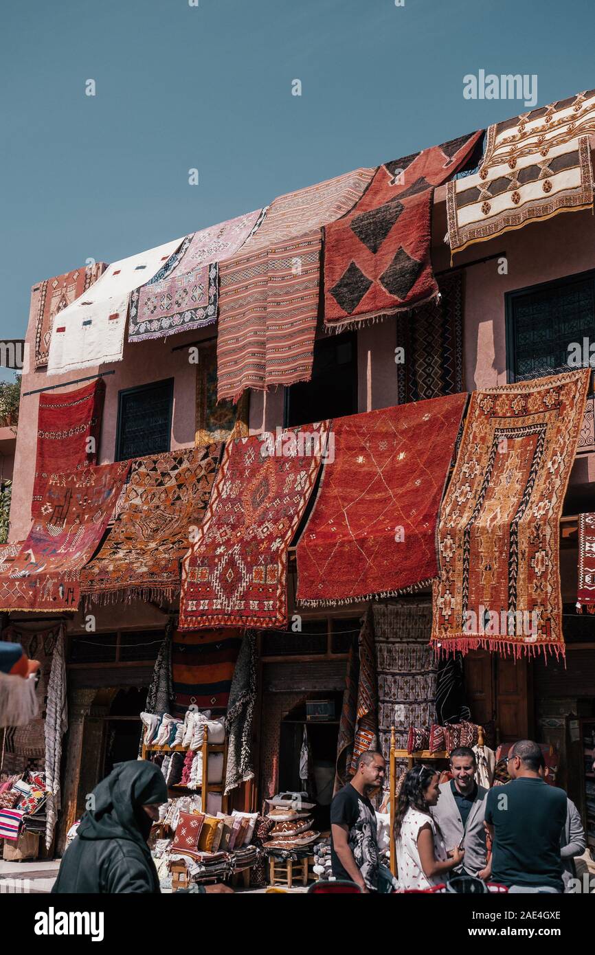 alfombra hecha a mano colgada de una pared en marrakech, marruecos  Fotografía de stock - Alamy