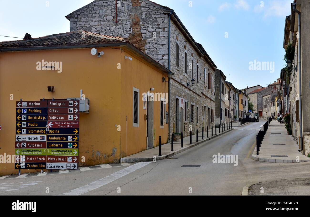 Escena de una calle de la pequeña y pintoresca ciudad de Vrsar, al norte de Croacia, Foto de stock