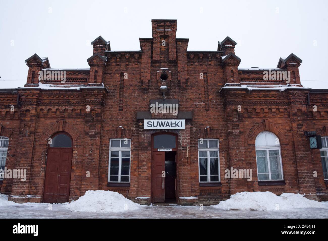 Estación histórica, uno de los más antiguos monumentos inalterada desde el momento de la construcción en Suwałki (Polonia), construido en 1870. Foto de stock
