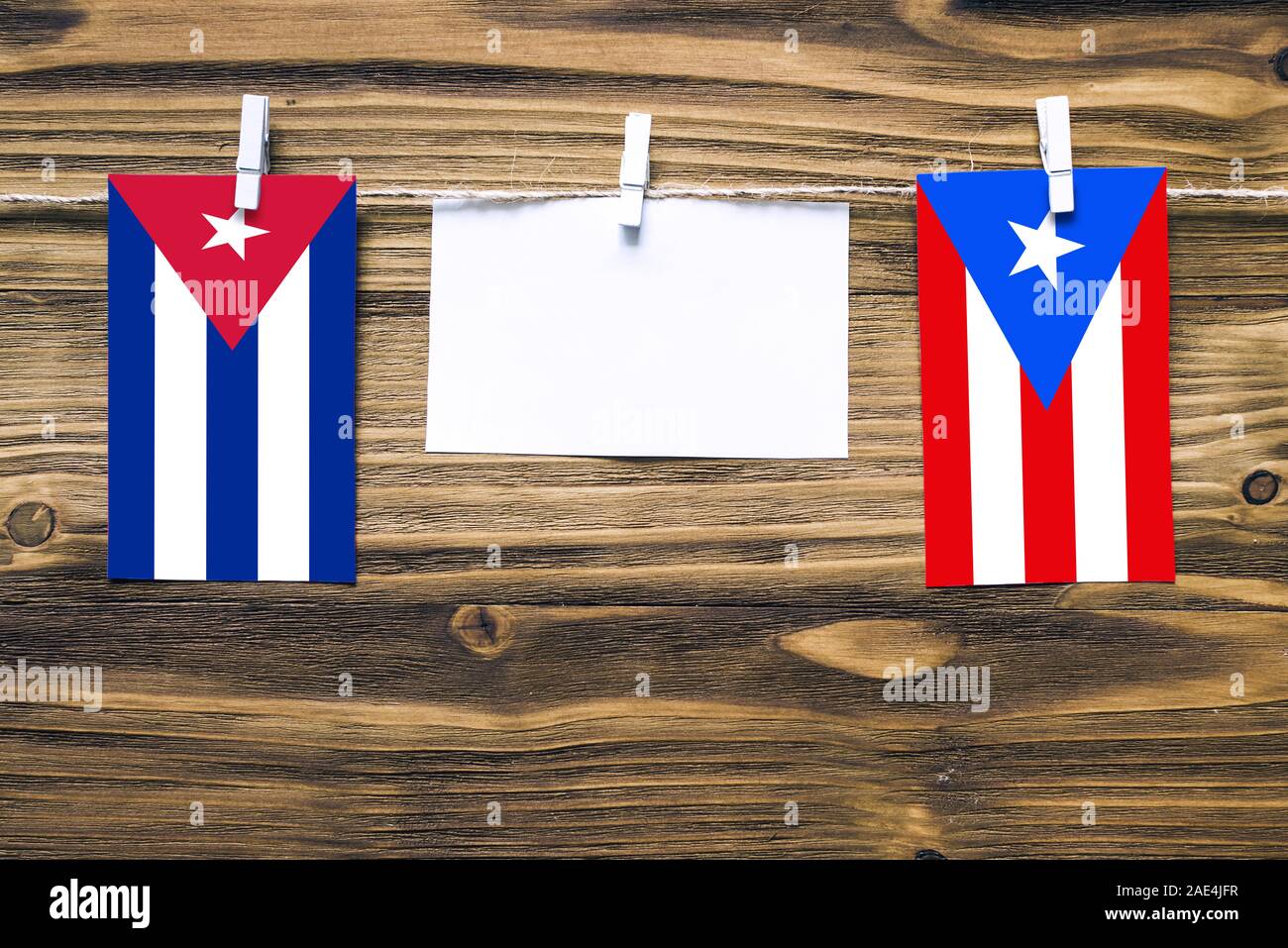 Las banderas de Cuba y Puerto Rico, adjunta a la cuerda con ropa pasadores con copia espacio en Las banderas de Cuba y Puerto Rico, adjunta a la cuerda con ropa pasadores con copia espacio en