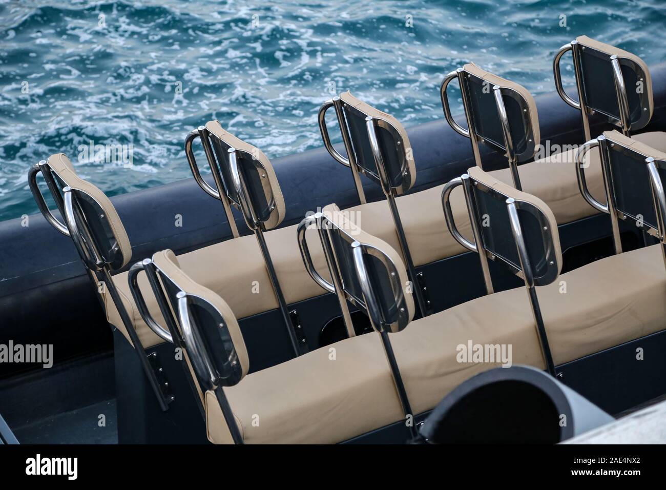 Filas de asientos en el barco. Se asienta en una lancha rápida Fotografía  de stock - Alamy
