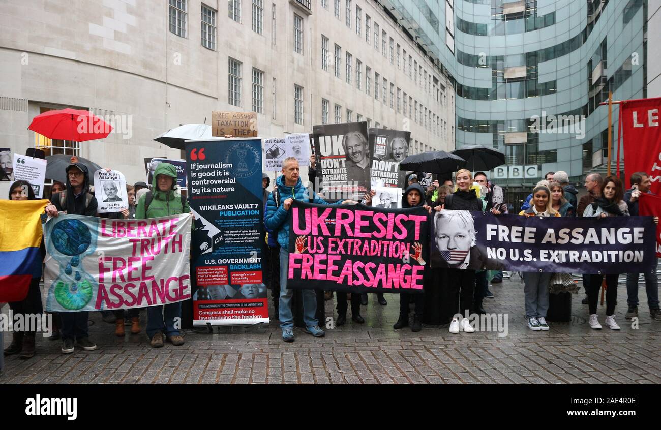 Londres, Reino Unido - Octubre, 2019. Assange ha sido encarcelado en la prisión de Belmarsh partidarios acumular fuera de la BBC. Crédito: Katherine Da Silva Foto de stock