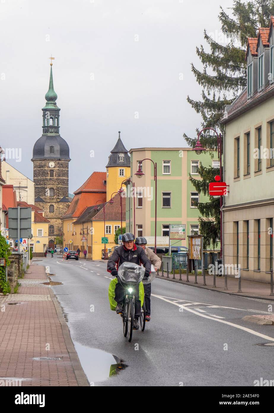 Ciclistas montando bicicletas en el carril bici Elbe ruta Euroselo ruta 7 a través de spa ciudad balneario Bad Schandau Sajonia Alemania. Foto de stock