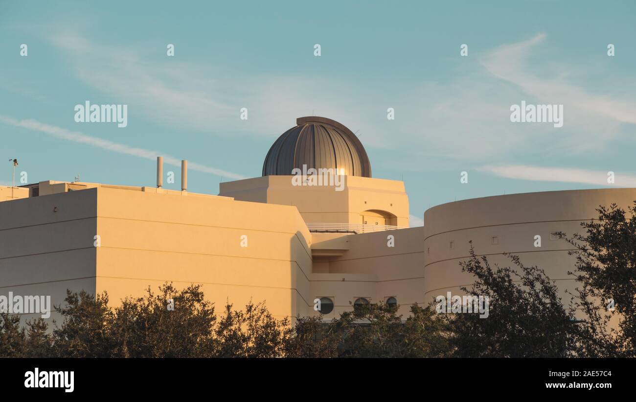 ORLANDO, Florida - 11 Nov, 2019: vista trasera del observatorio en la parte superior del estado del arte de Orlando Science Center. Foto de stock