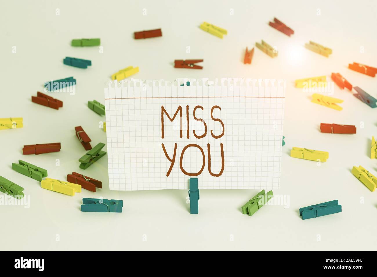 Escribir nota mostrando Miss You. Concepto de negocio para sentirse