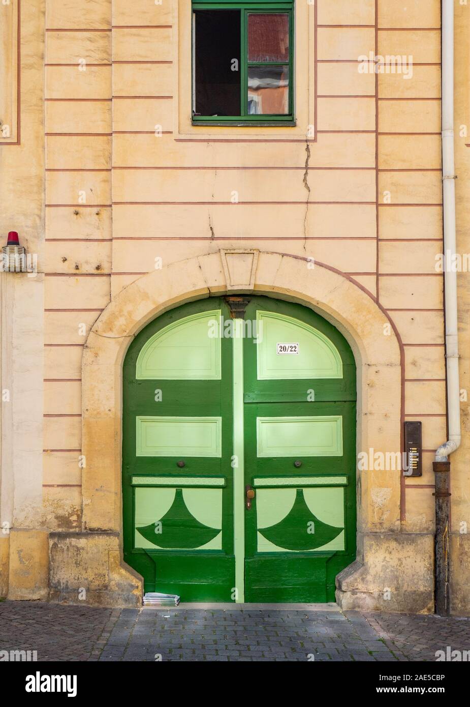 Puerta verde y ventana en un edificio en Altstadt Sajonia