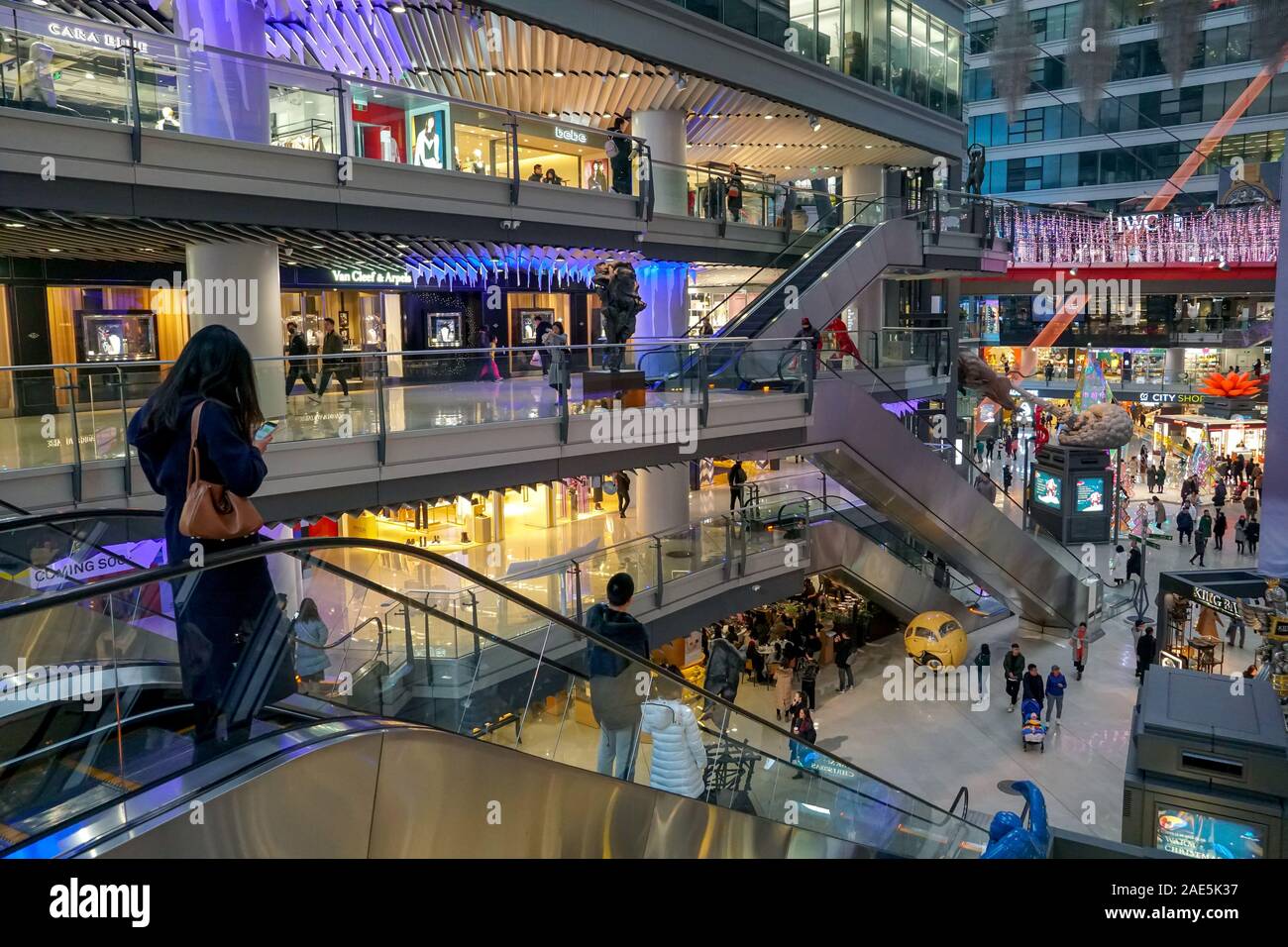 Parkview Green shopping mall en Beijing con marcas internacionales de moda rápida de gama alta de lujo. Shopping Mall con los visitantes durante el período de Navidad. Beijing, China. Diciembre 5th, 2019 Foto de stock
