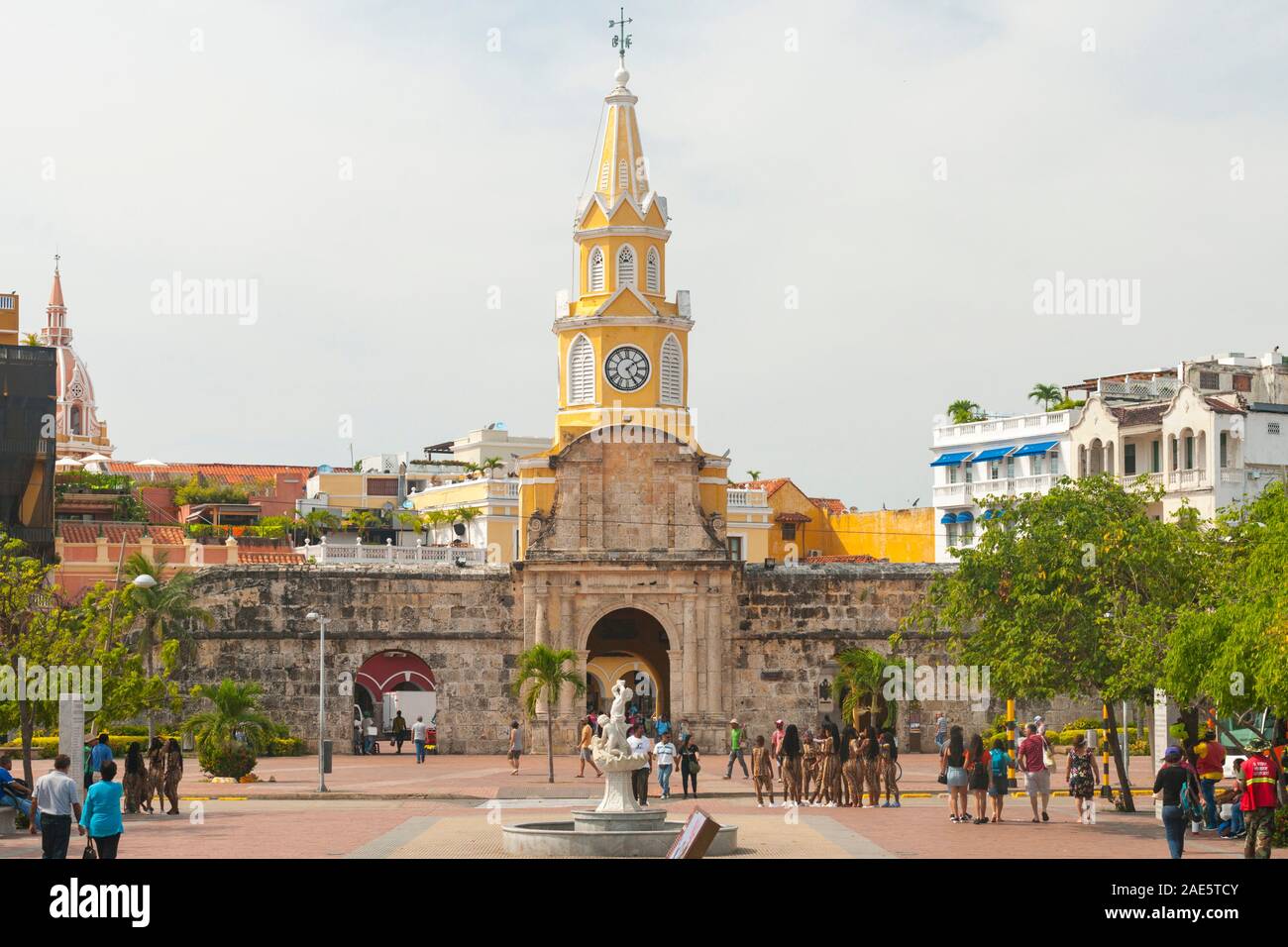 La Puerta del Reloj, la Torre del Reloj o Boca del Puente monumento (torre del reloj) en Cartagena, Colombia. Foto de stock