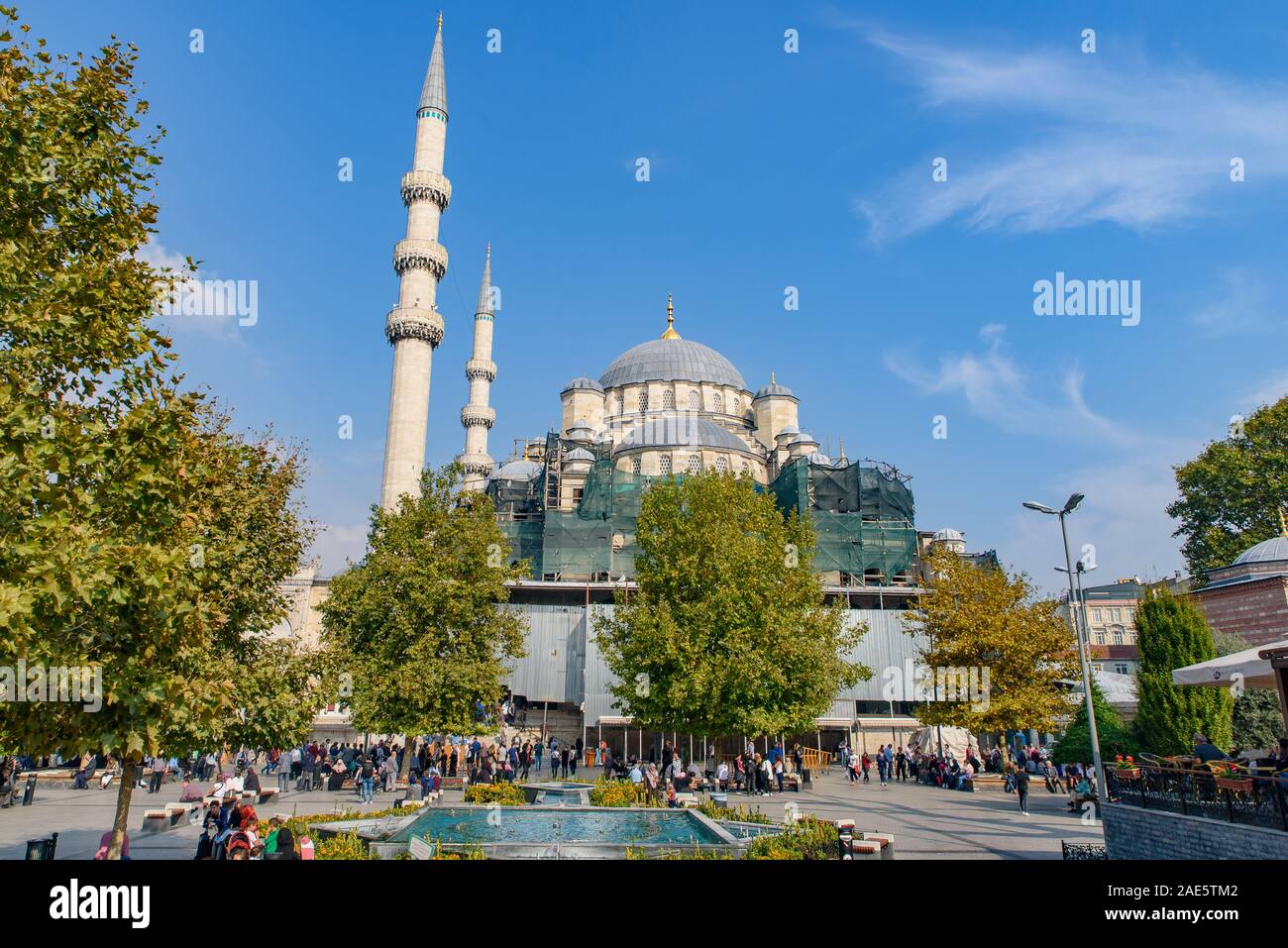 Nueva Mezquita (Yeni Cami), una mezquita imperial otomana situada en el barrio Eminonu de Estambul, Turquía Foto de stock