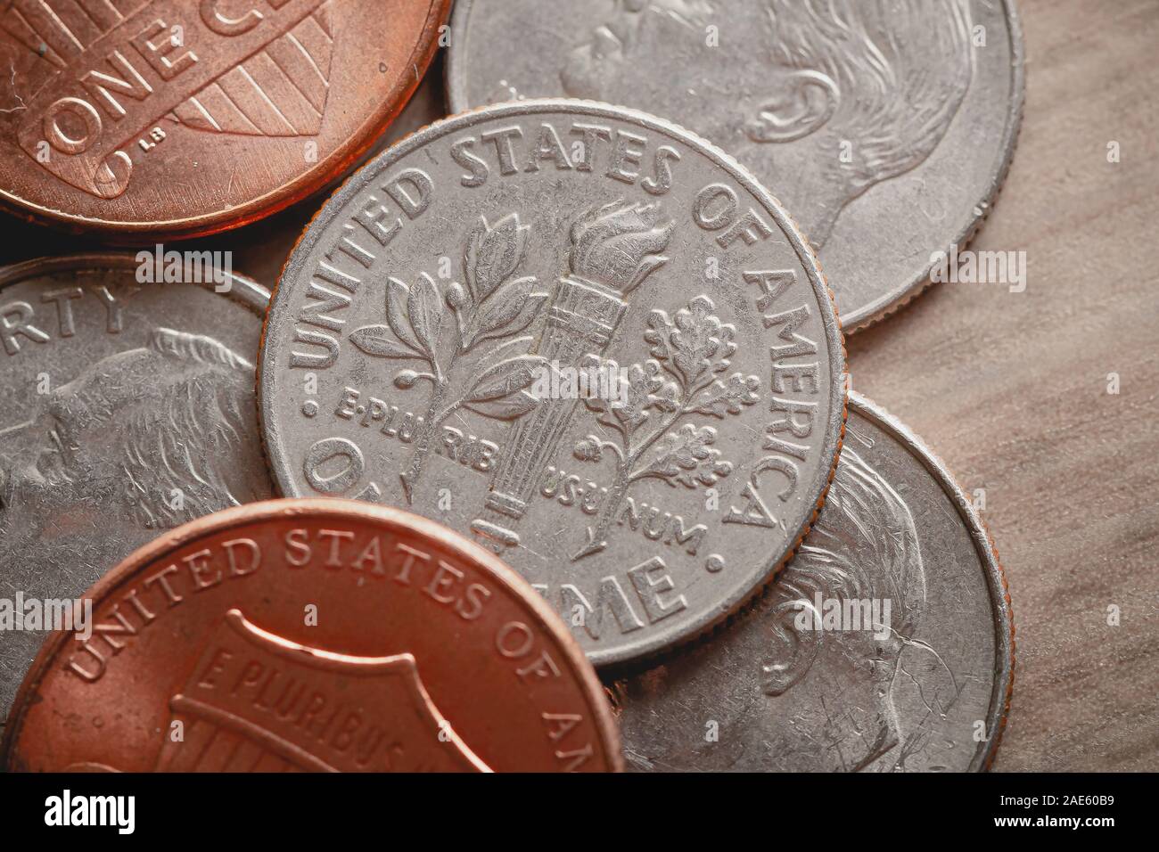 Foto de agrupados monedas de dólar sobre la mesa. Foto de stock