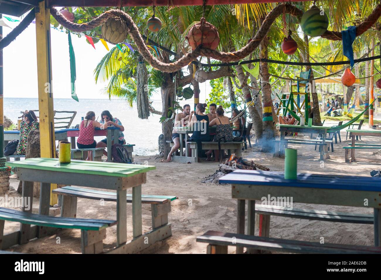 Roland's Reggae Bar & Restaurant en playa Manzanillo, en la isla de Providencia en Colombia. Foto de stock