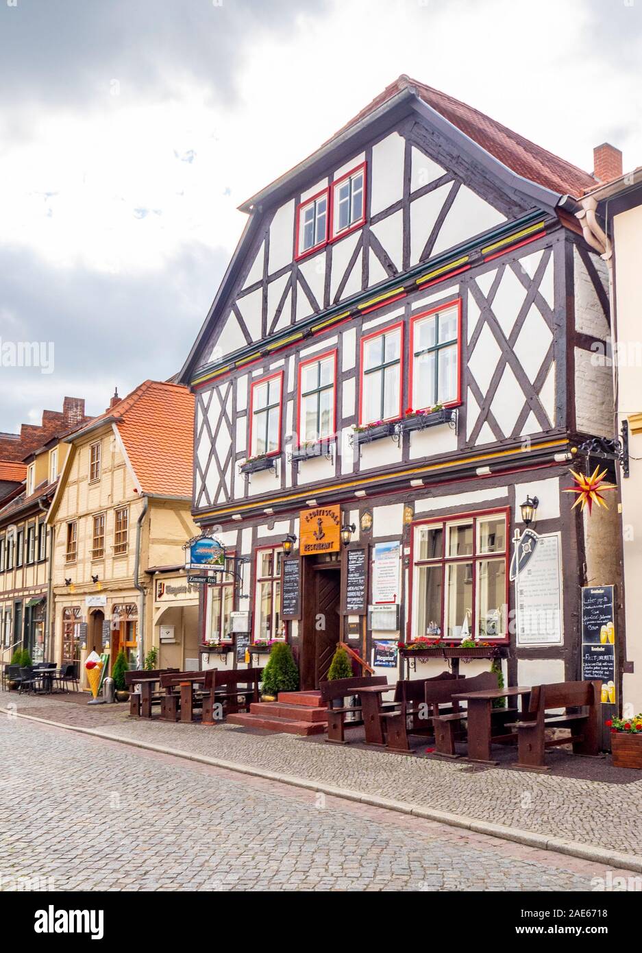 Restaurante y comedor al aire libre en un edificio de madera en la histórica Altstadt Tangermünde Sajonia-Anhalt Alemania. Foto de stock