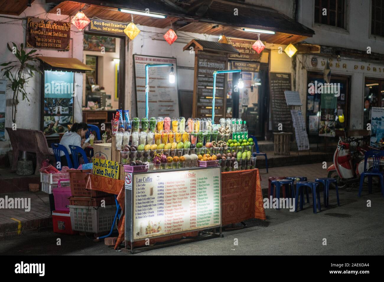 En el mercado nocturno de Luang Prabang, en Laos, en Asia. Foto de stock