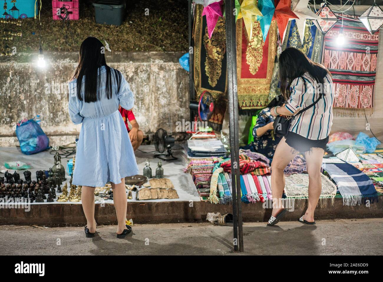 En el mercado nocturno de Luang Prabang, en Laos, en Asia. Foto de stock