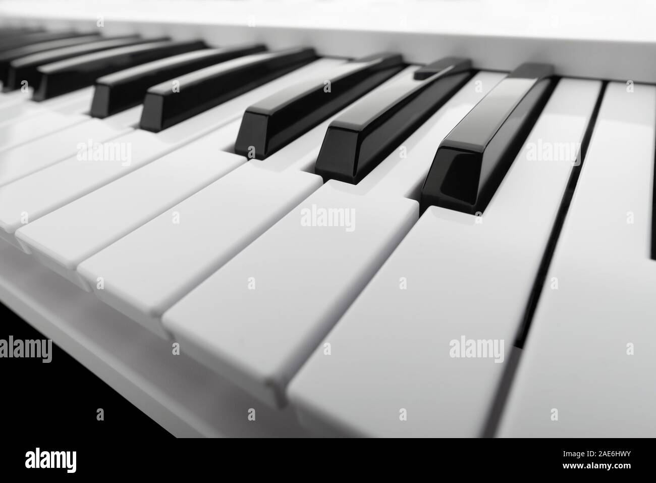 Cerrar detalles sobre el blanco y negro de las teclas de un teclado de música, con copia espacio para el texto Foto de stock