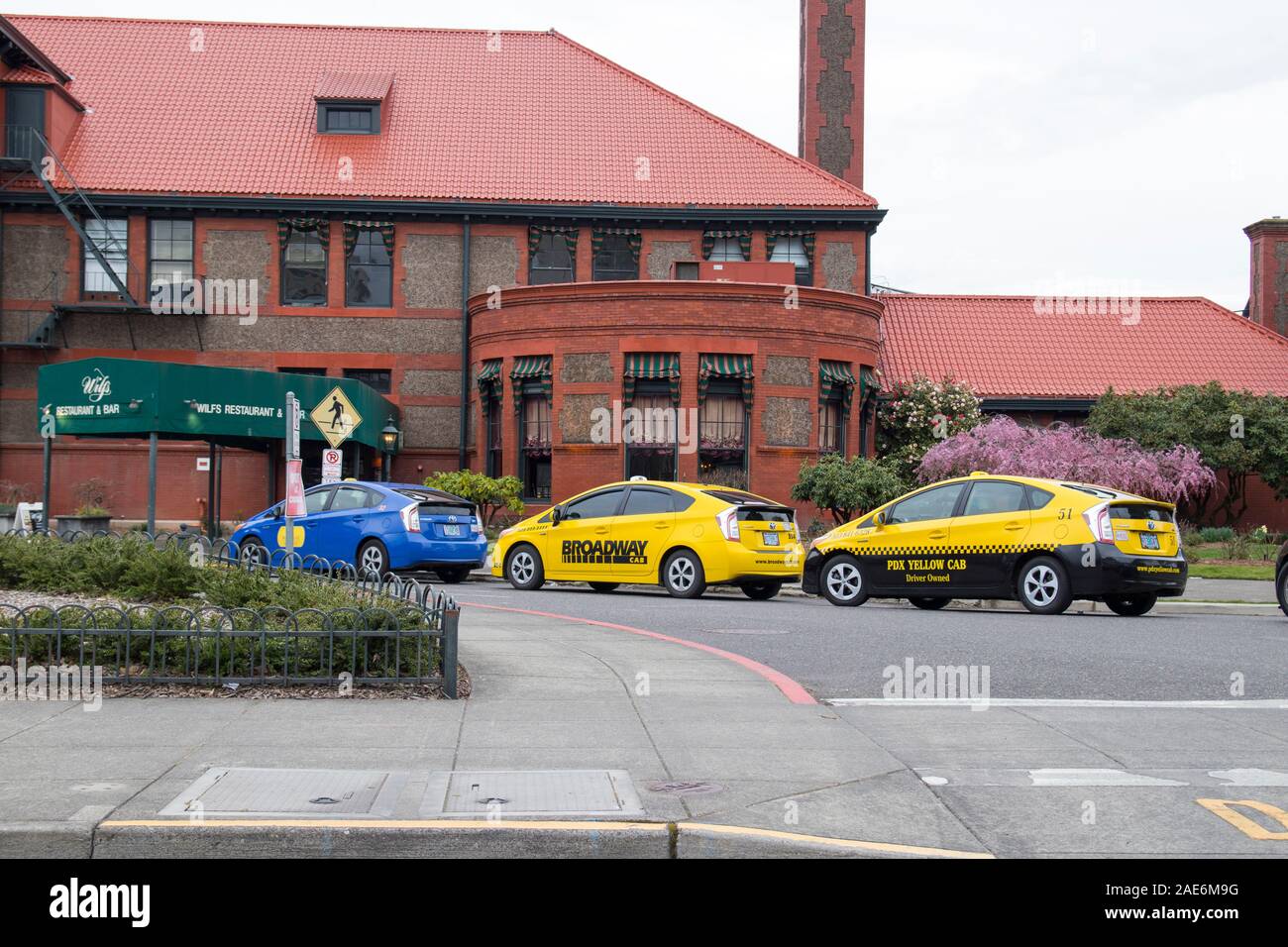Portland, Oregon. Circa 2019. Broadway Cab y Yellow Cab PDX estacionado detrás de uno al otro y esperando para recoger a los clientes en Portland Union Station. Foto de stock