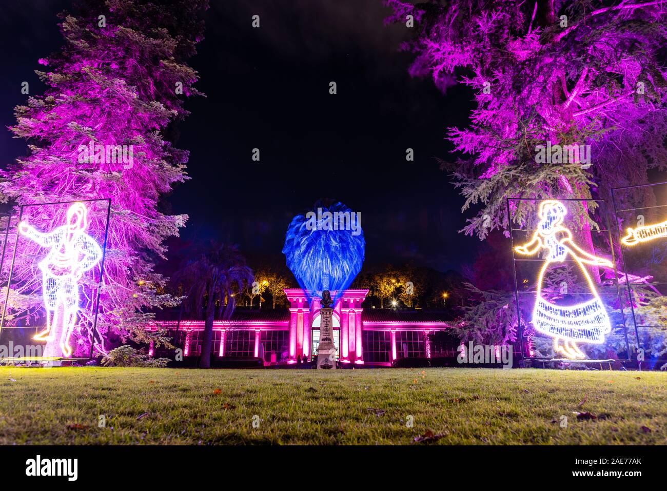 Madrid, España - 5 de diciembre de 2019: el Real Jardín Botánico de Madrid  iluminada durante el tiempo de Navidad. Un luminoso paisaje de cuento de  hadas con la Navidad li Fotografía