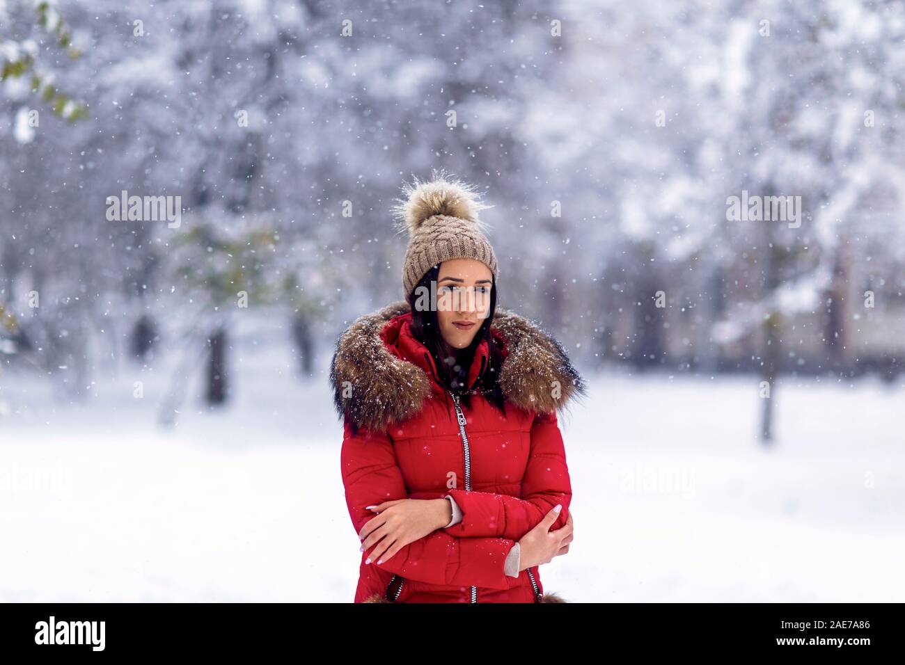 Mujer joven en invierno outdoor.La mujer goza de un invierno. Foto de stock