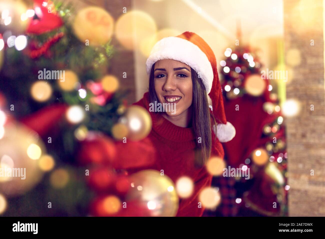 Chica sonriente celebrar las vacaciones de Navidad Foto de stock