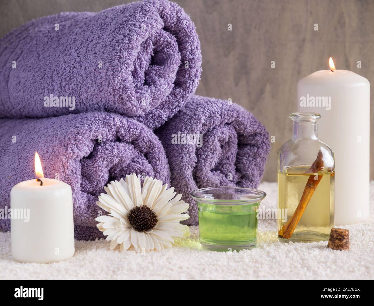 Tratamiento de spa y masaje con toallas, productos de petróleo, flores y  velas sobre fondo de piedra Fotografía de stock - Alamy