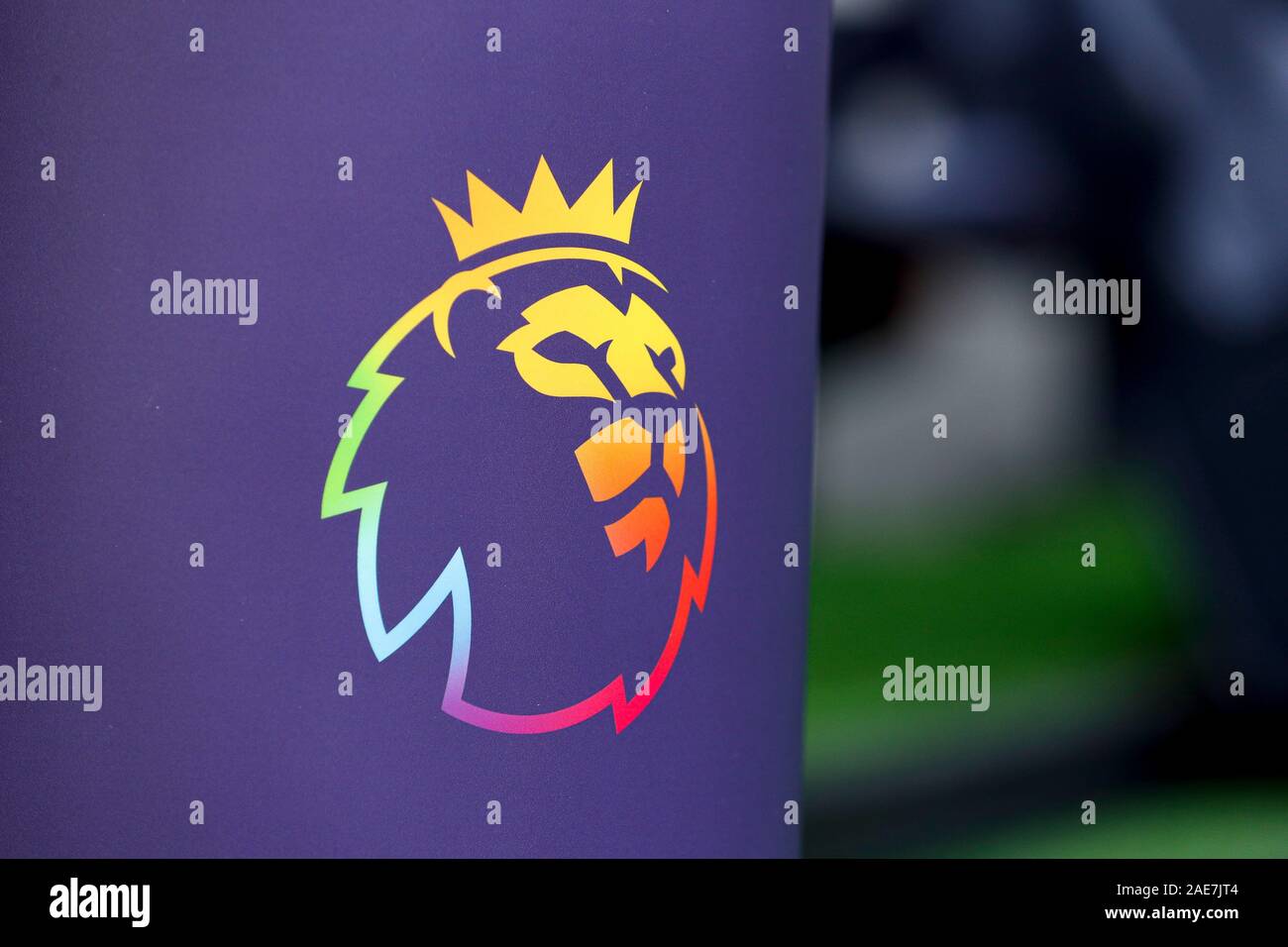 Tottenham Stadium, Reino Unido. 7 dic, 2019. Liga de fútbol, Tottenham Hotspur vs Burnley; el logotipo oficial de la Premier League de LGBT en la pantalla dentro de