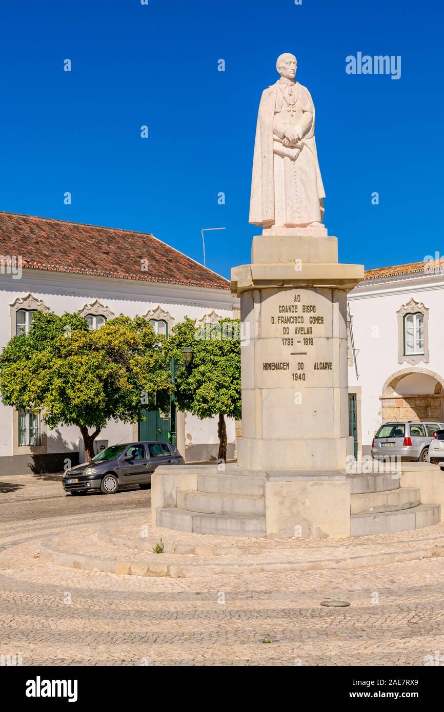 Monumento estatua en Faro a Mons. Francisco Gomes de Avelar. Obispo del Algarve 1789-1816. Faro Algarve Portugal. Foto de stock