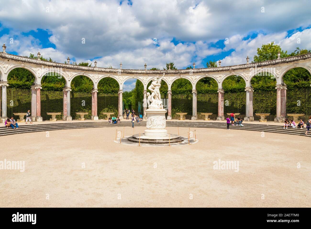Hermosa vista de la columnata, un arco circular doble peristilo en los jardines de Versalles en un agradable día de verano. El Centro está adornado con el... Foto de stock
