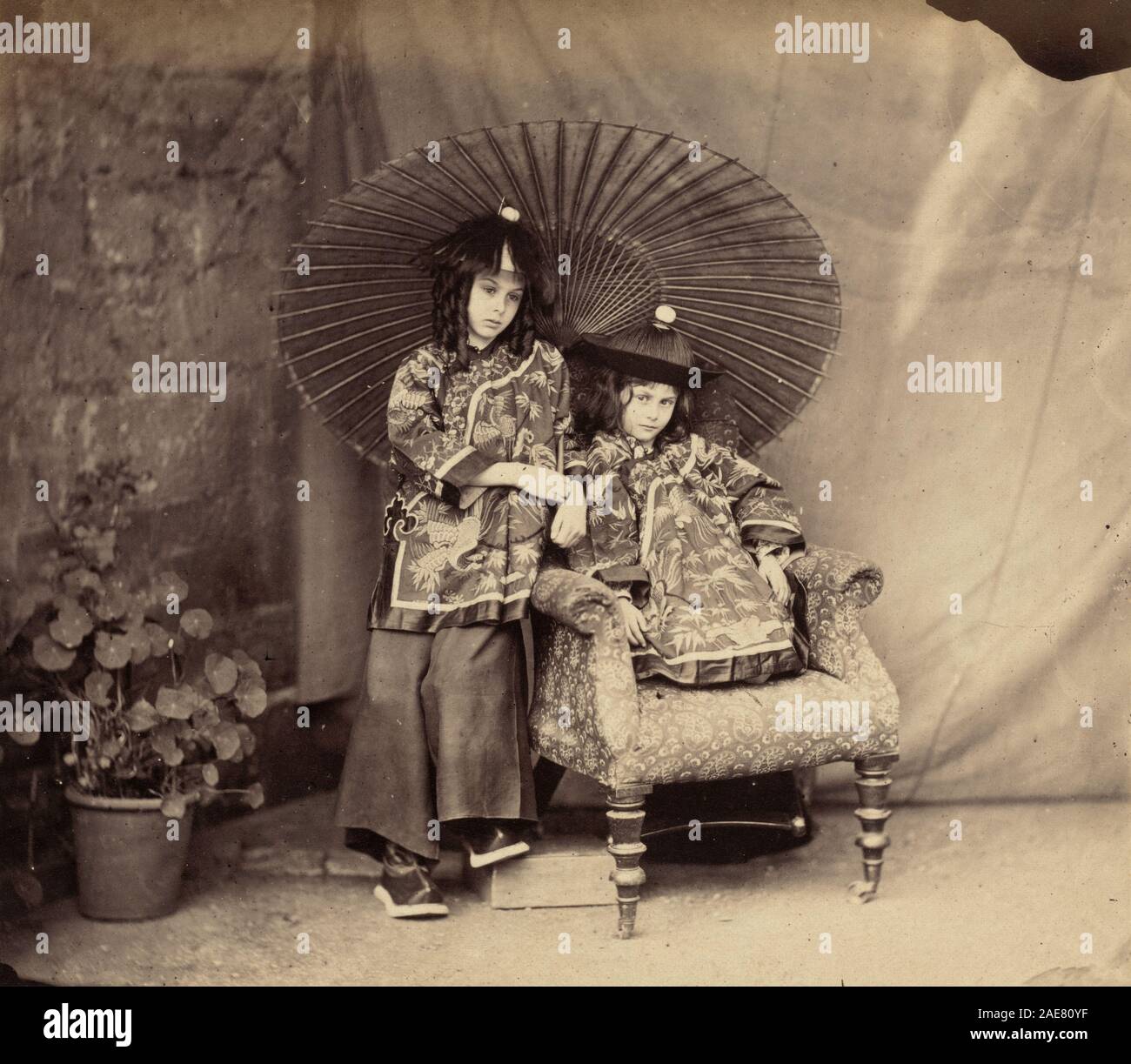 Lorina y Alice Liddell en chino vestido; 1860fecha Charles Lutwidge Dodgson (Lewis Carroll), Lorina y Alice Liddell en chino vestido, 1860 Foto de stock