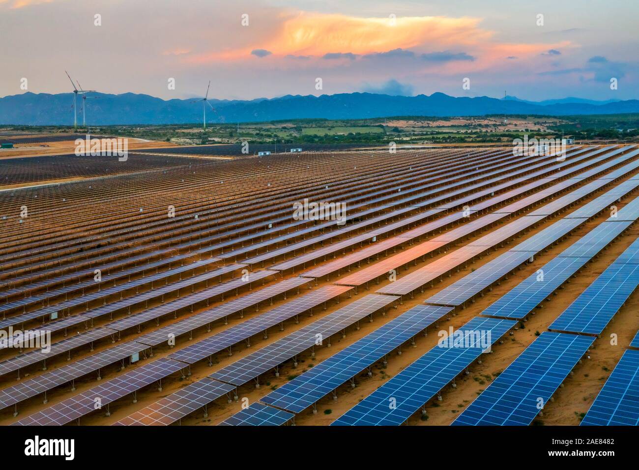 Vista aérea del panel solar, fuente alternativa de electricidad - concepto de recursos sostenibles sobre Phuoc Dinh, Ninh Phuoc, Ninh Thuan, Vietnam Foto de stock