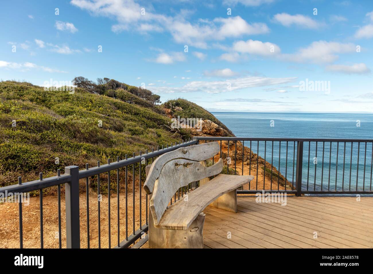 Banco de madera en un mirador en la Great Ocean Road en Victoria, Australia. Foto de stock