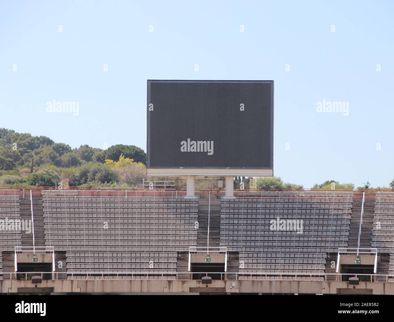 TV de pantalla grande y negro al recinto deportivo con fondo de cielo azul Foto de stock