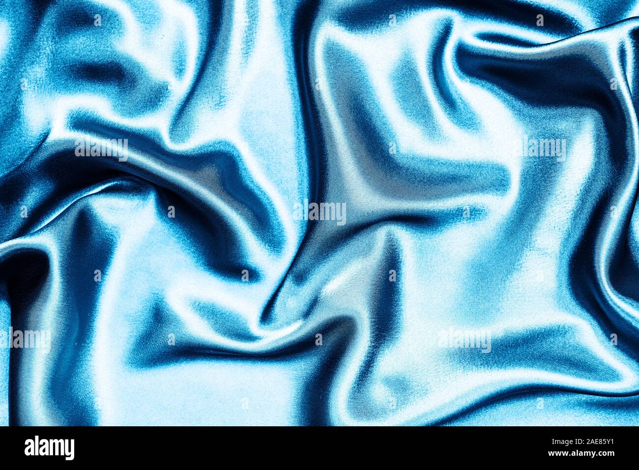 Tela de seda textura con ondas en la moderna en tonos de color azul.  Classic color azul de fondo textil Fotografía de stock - Alamy