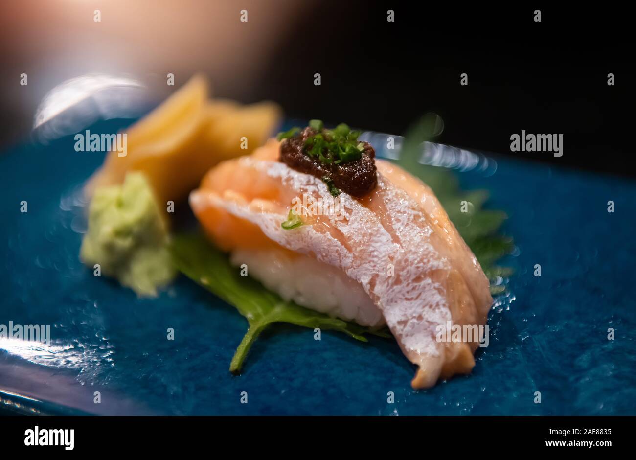 Vientre de salmón sushi conjunto con representación de profundidad darkshadow y apertura de baja profundidad de campo estilo. Foto de stock