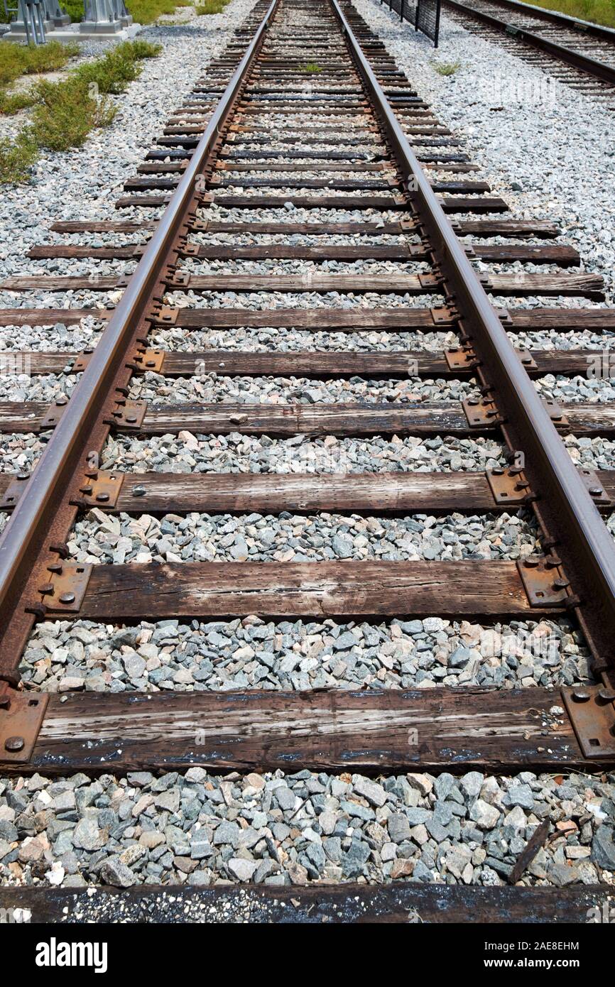 Vías de tren con traviesas de madera y grava en Kissimmee, Florida