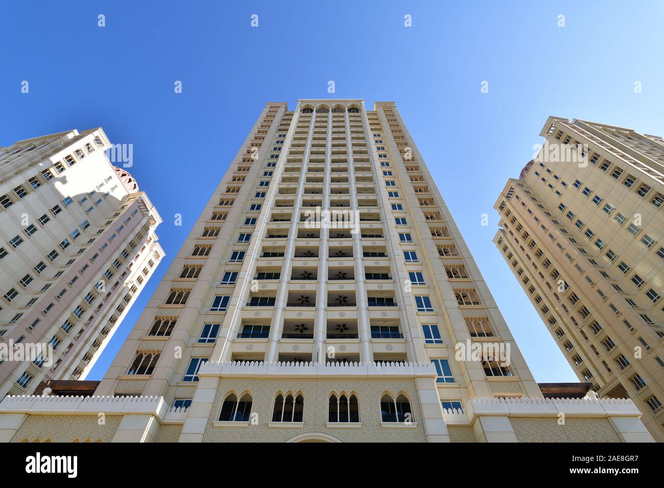 Edificio residencial de gran altura de estilo árabe, Qatar Foto de stock