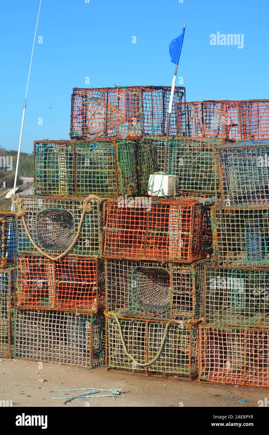 Creels y ollas usadas en la pesquería artesanal de sepias y pulpos, Vila Real do Santo Antonio, Algarve, Portugal Foto de stock