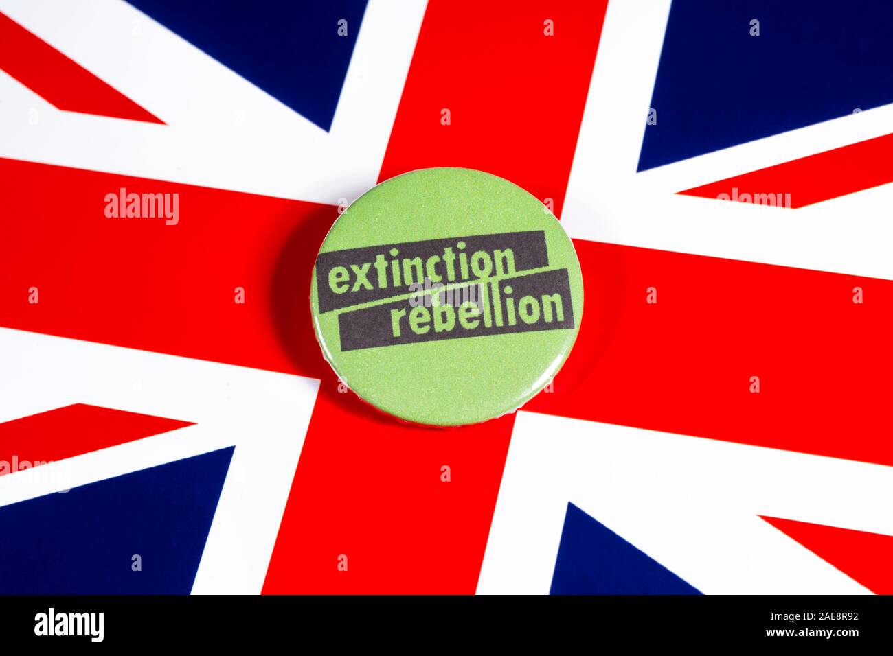 Londres, Reino Unido - 22 de noviembre 2019: El símbolo de la rebelión de extinción - el movimiento ambiental mundial, ilustra sobre la bandera del Reino Unido. Foto de stock