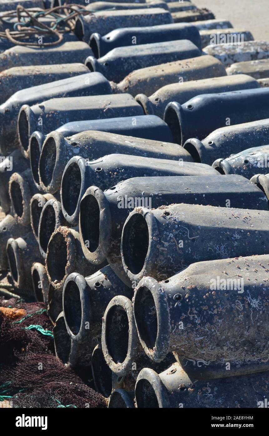 Ollas usadas en la pesquería artesanal de sepias y pulpos, Vila Real do Santo Antonio, Algarve, Portugal Foto de stock