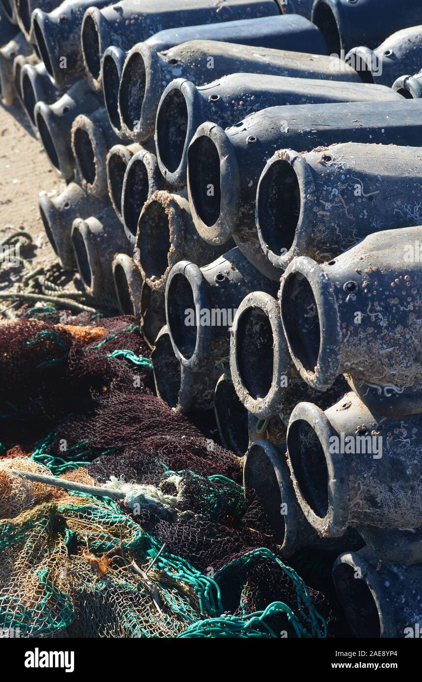 Ollas usadas en la pesquería artesanal de sepias y pulpos, Vila Real do Santo Antonio, Algarve, Portugal Foto de stock