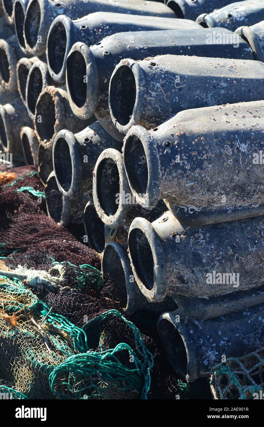 Ollas usadas en la pesquería artesanal de sepias y pulpos, Vila Real do Santo Antonio, Algarve, Portugal Foto de stock