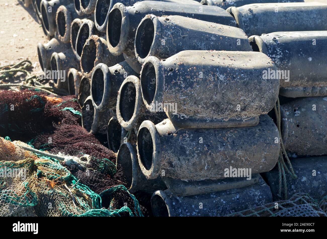 Ollas usadas en la pesquería artesanal de sepias y pulpos, Vila Real do Santo Antonio, Algarve, Portugal Foto de stock