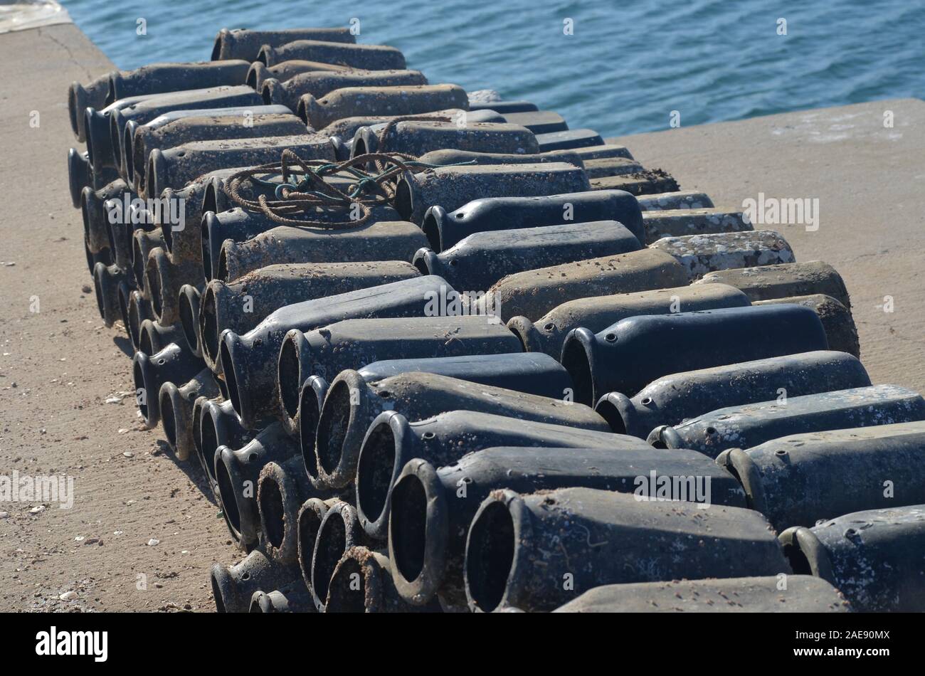 Ollas usadas en la pesquería artesanal de sepias y pulpos, Vila Real do Santo Antonio, Algarve, Portugal Foto de stock
