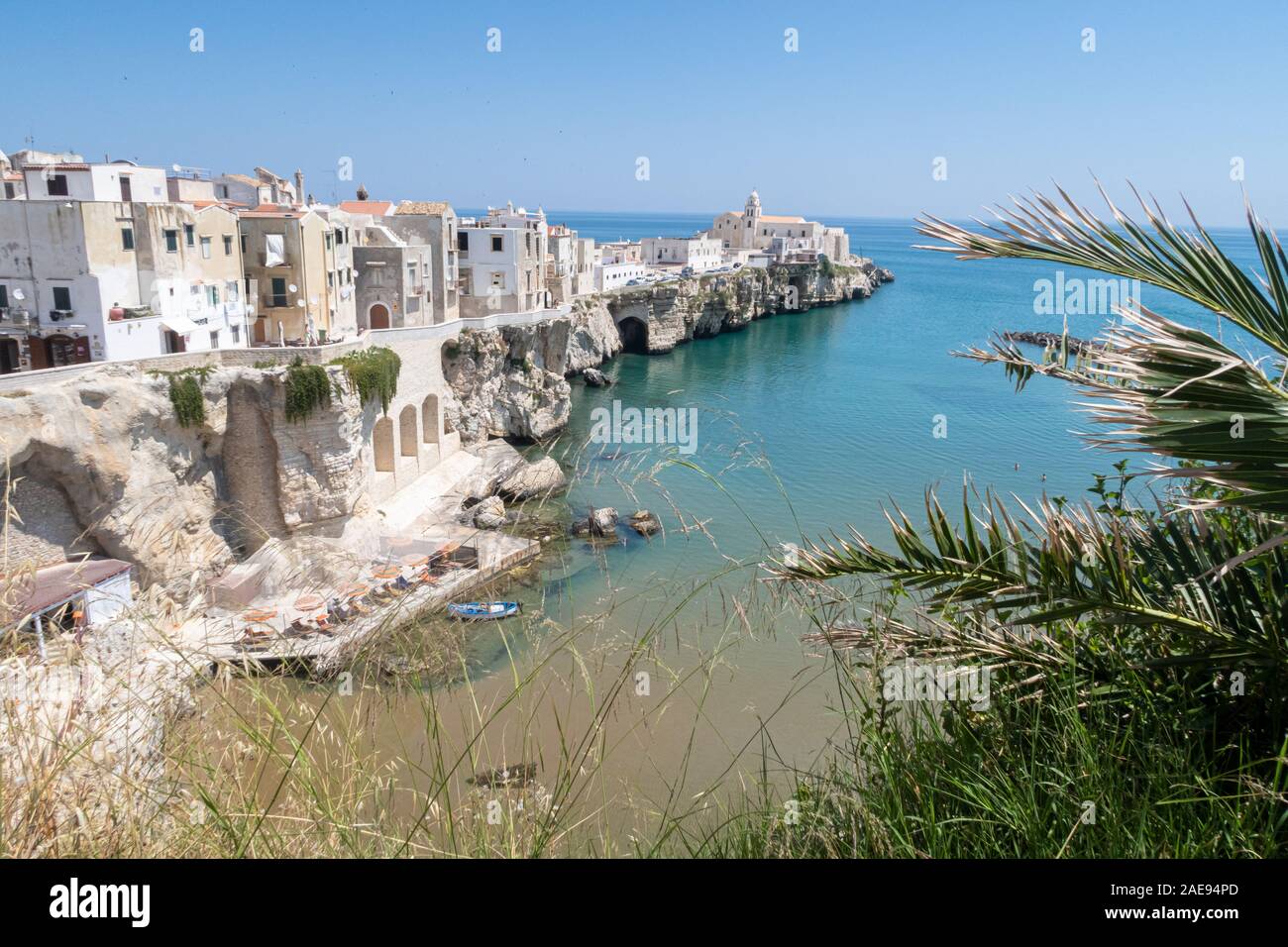 La costa y el casco antiguo de la ciudad de Vieste, Gargano, Puglia. Foto de stock