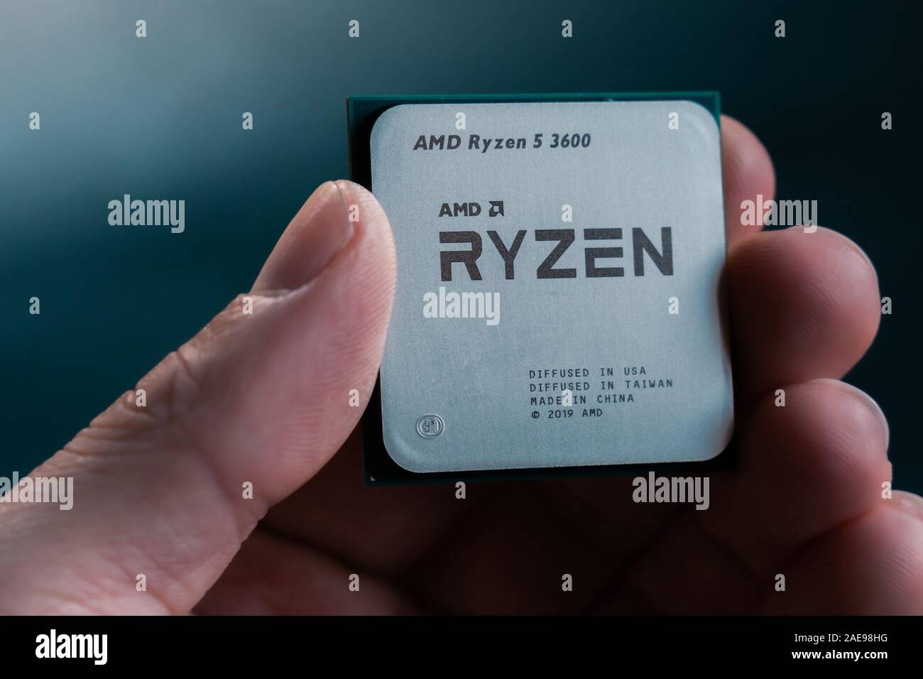 Valencia, España - Diciembre 07, 2019: la mano que sostiene el procesador  AMD Ryzen 3600. Nuevo Zen coonsumer 2, 7 nanómetros por AMD CPU de  sobremesa. Muy popular 3ª generación Fotografía de stock - Alamy