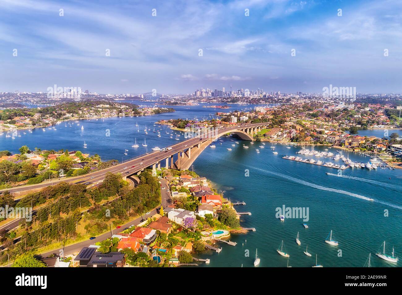 Mayor a lo largo de Sydney Parramatta river desde Gladesville suburban puente hacia la ciudad de Sydney CBD skyline en niveles elevados de vista aérea. Foto de stock